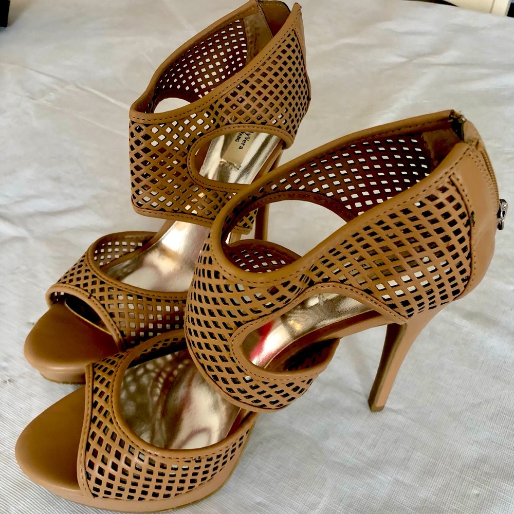 Vera Wang- Tan/Beige Heels. Size 10.